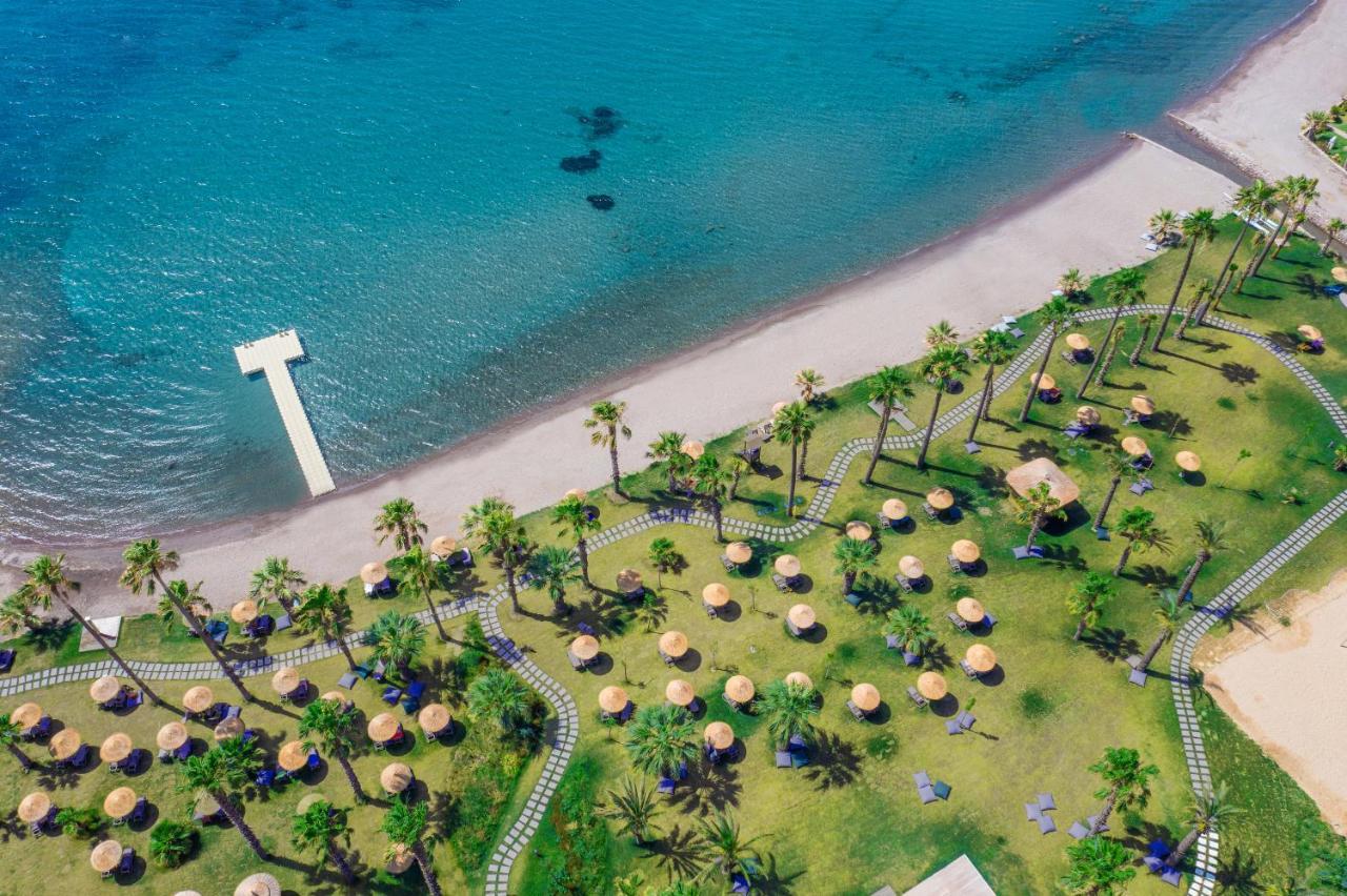 Radisson Collection Hotel, Bodrum Akyarlar Kültér fotó Aerial view of the beach at the resort